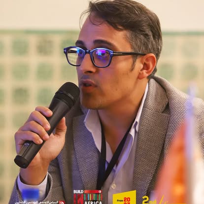 A delegate contributing with a handheld microphone in Hammamet.